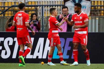 Las felicitaciones de sus compañeros para Miguel Borja; el colombiano intervino poco, pero con acierto