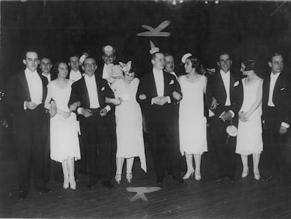 Las fiestas de Fin de Año en el Palacio Dose eran un clásico. Las organizaba Alberto Dose, hermano de Justa, que vivía también en esa residencia. Diciembre de 1926.