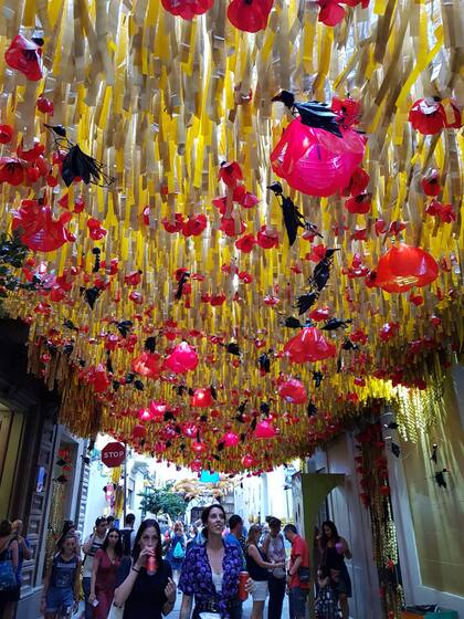 Las Fiestas de Gracia se distinguen por la ornamentación de calles, pero también por sus conciertos, bailes populares y más, todo en honor a Nuestra Señora de Gracia.