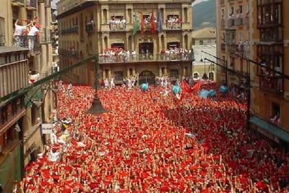 Las Fiestas de San Fermín, que unen a turistas y locales en celebraciones tanto religiosas como populares
