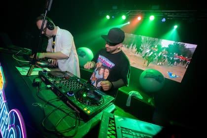 Las Fiestas Forever 90s, que empiezan a medianoche y terminan al amanecer. En la pista suenan desde Los Enanitos Verdes y Los Piojos, a los hits del Eurodance que dominaron la década, además de pop como Ace of Base