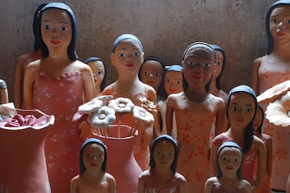 Las figuras conforman pequeños "ejércitos" de barro.