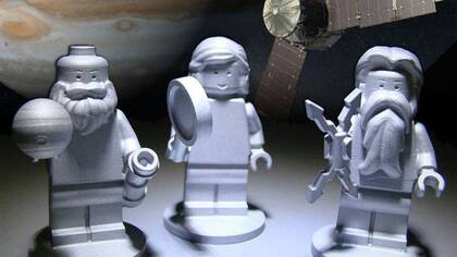 Las figuras de Júpiter, Juno y Galileo viajan dentro de la nave espacial de la NASA