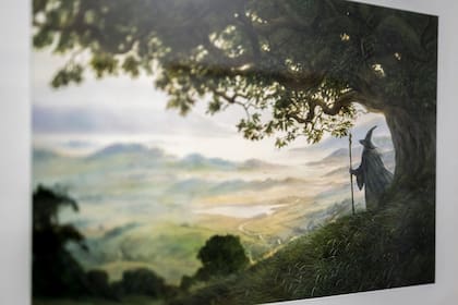 Las figuras heroicas o misteriosas que dibuja, como Gandalf, Saruman o Legolas, emergen a menudo de la oscuridad, sombras azules, destellos dorados o matices verdosos