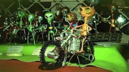 Las figuras imaginarias de extraterrestres se repiten en el centro de la ciudad.