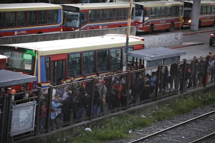Las filas a la espera de subir a los colectivos