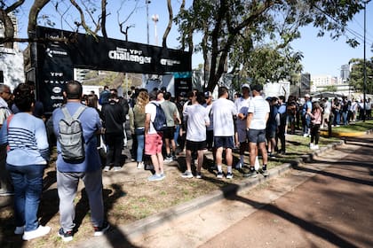 Las filas de ingreso al torneo, sobre Valentín Alsina