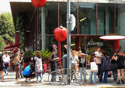 Las filas en la puerta de Betular Patisserie.