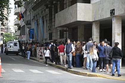 Las filas en Rosario se explican porque los descendientes deben entregar los documentos de manera presencial