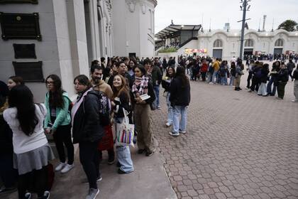 Las filas para los cuatro firnódromos daban vuelta por la Rural