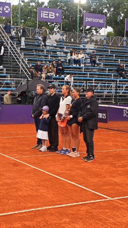Las finalistas del torneo junto al director Martin Jaite y Juan Ignacio Abuchdid, Presidente de Grupo IEB