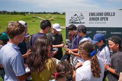 Las firmas de pelotitas con el ídolo Emiliano Grillo