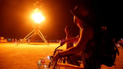 Las flamas del "Espiritu de Fuego" una de las instalaciones artisticas