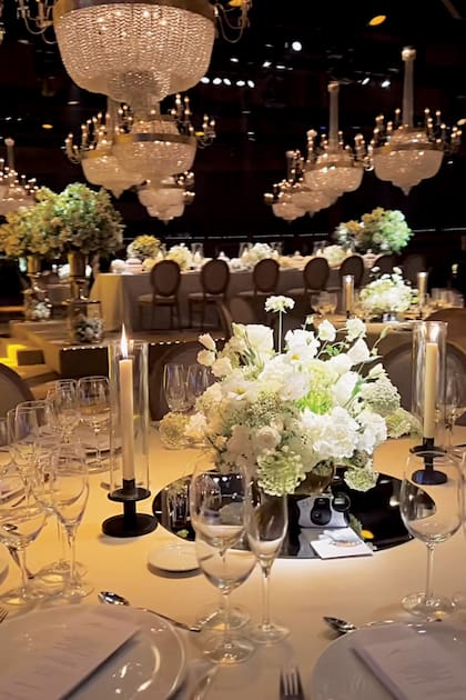 Las flores blancas fueron las protagonistas de la decoración tanto en el espacio donde se realizó la ceremonia como dentro del salón donde fue el festejo.