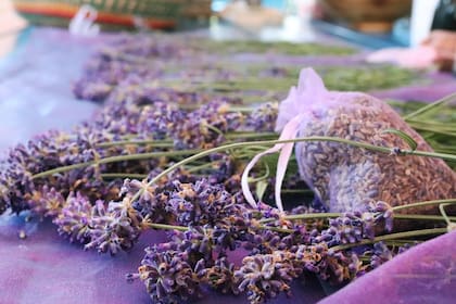 Las flores de lavanda, colocadas en bolsitas de tela, aportan una fragancia que invita a la relajación y el bienestar