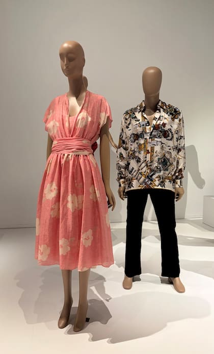 Las flores de Warhol en un vestido de Halston y una camisa de Hermès con diseño textil de Kermit Oliver