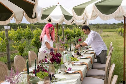 Las flores elegidas para la mesa fueron las scabiosas moradas y los girasoles.