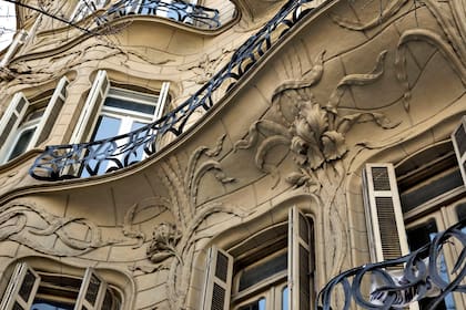 Las flores en relieve y las ondulaciones de la fachada son uno de los atractivos de este particular palacio porteño
