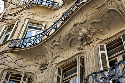 Las flores en relieve y las ondulaciones de la fachada son uno de los atractivos de este particular palacio porteño