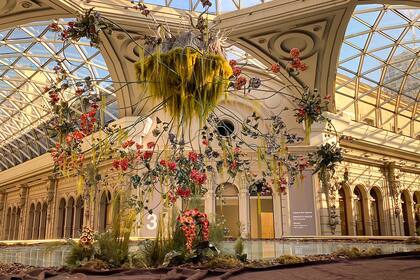 Las flores están creadas con una técnica japonesa llamada Nerikomi en el que se construye un bloque con pigmentos de colores que luego se corta, dejando al descubierto las capas de color