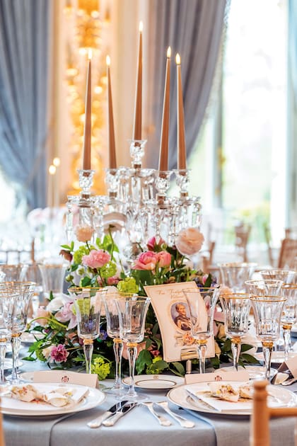 Las flores frescas y los candelabros de cristal con velas fueron protagonistas en la decoración de las mesas