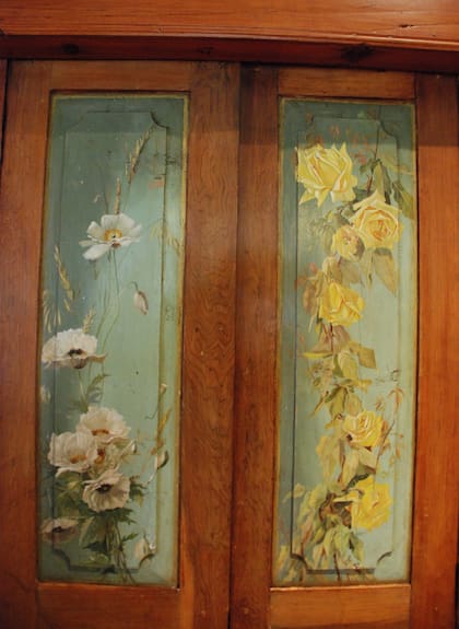 Las flores pintadas en algunas puertas del casco son obra de Emma McMunn