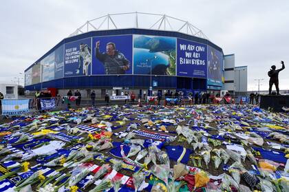 Las flores, remeras, banderas y los mensajes que le dejaron a Emiliano Sala en el estadio de Cardiff