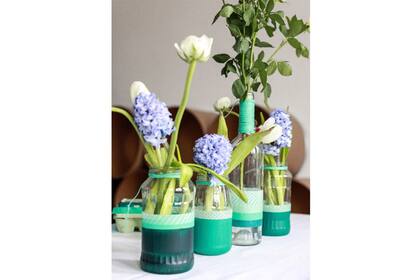 Las flores se destacan más en los recipientes de vidrio