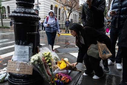 Las flores y recuerdos que dejaron los fans tras la sorpresiva muerte de Matthew Perry, de 54 años, ocurrida el sábado 28 de octubre de 2023