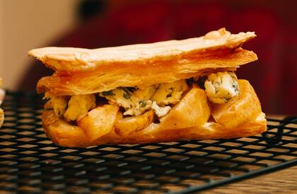 Las focaccias “al corte” combinan masa madre, textura crocante y coberturas originales