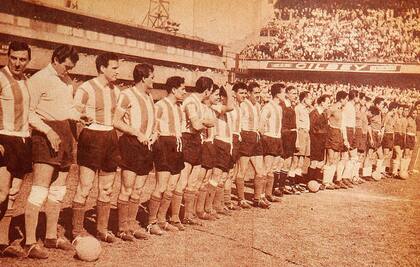 Las formaciones de Argentina y Chile posan en la Bombonera en 1957, antes del primer partido entre ambos en la historia de las Eliminatorias (Gentileza revista Estadio, de Chile)