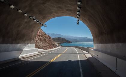Las formaciones rocosas del dique mendocino fueron dañadas con aerosol