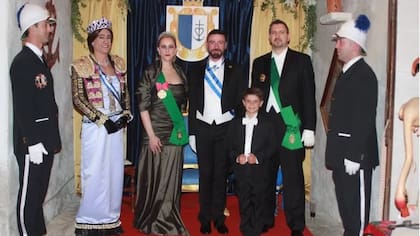 Las formalidades que asumen muchas micronaciones son muy similares a la de los Estados reales