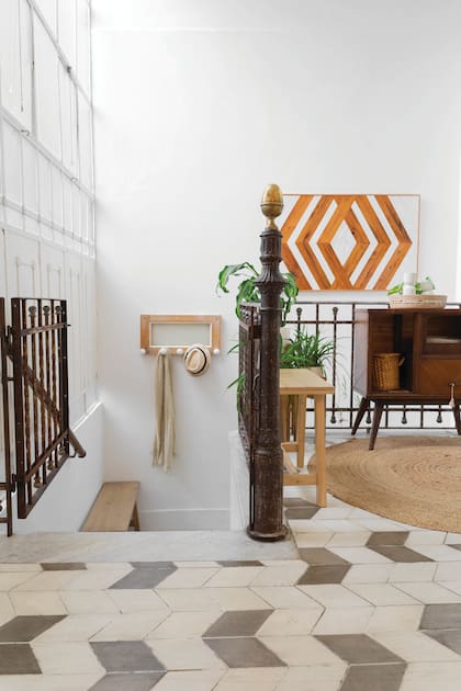 Las formas geométricas entablan un diálogo en pisos y paredes