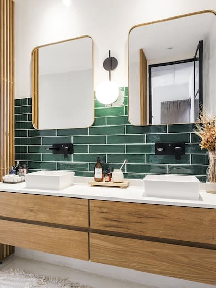 Las formas onduladas, en su encastre visual, cumplen un papel central en la escena