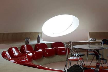 Las formas redondeadas del Palacio Burbujas también están en el mobiliario