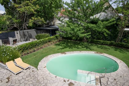 Las formas simples refuerzan ejes visuales y construyen jardines donde el diseño se percibe incluso en reposo