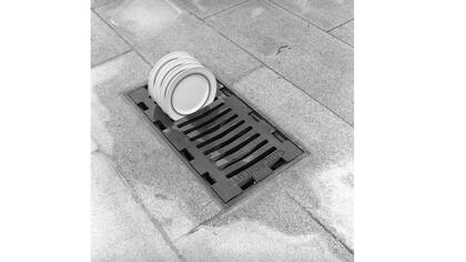 Las fotografías de Chema Madoz registran sus construcciones con objetos y no llevan título