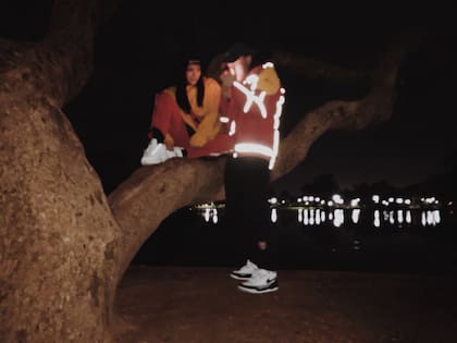 Las fotos de Cazzu junto a Bad Bunny en los bosques de Palermo