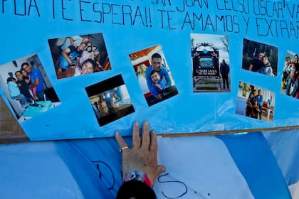 Las fotos de Celso Oscar Vallejo se ven entre los múltiples afiches y homenajes que se ven en las rejas de la base naval