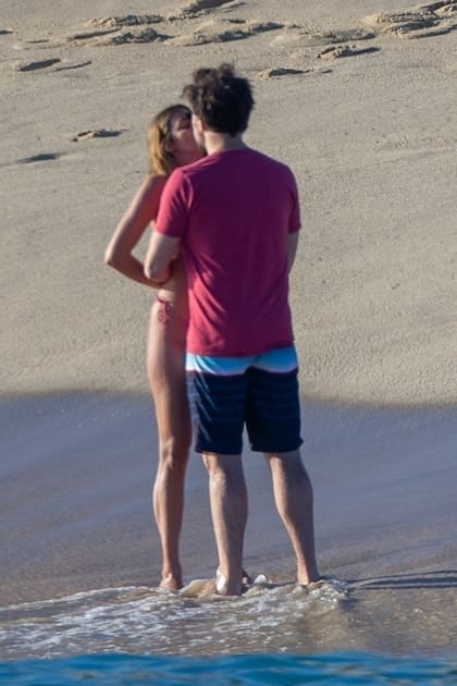 Las fotos de Jason Sudekis a los besos con la modelo y actriz Keeley Hazell en Cabo, México, confirman la relación entre ambos