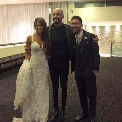 Los novios se acercaron a saludar a Abel Pintos y se sacaron una foto juntos