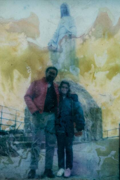 Las fotos de los migrantes quedan en álbumes en sus casas