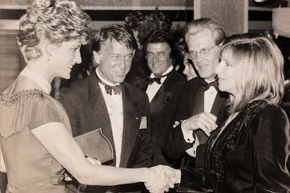 Las fotos de los quince años juntos, con galas y encuentros con artistas como Barbra Streisand, Judy Dench, Gianni Versace, Elton John o Sean Connery están en un lugar especial de su casa.