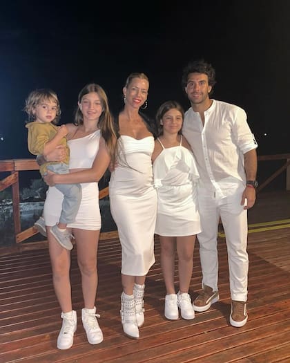 Las fotos de Nicole Neumann con Allegra, Sienna y Manu Urcera para arrancar el 2024: "Allá vamos"