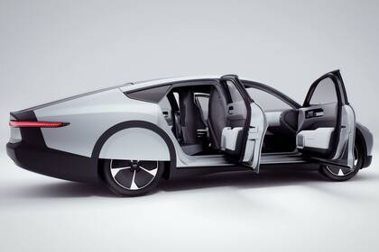Las fotos de promoción del Lightyear One, el auto eléctrico que se recarga con los paneles solares de su techo y capot