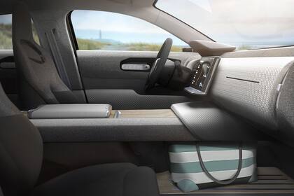 Las fotos de promoción del Lightyear One, el auto eléctrico que se recarga con los paneles solares de su techo y capot