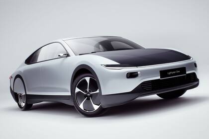 Las fotos de promoción del Lightyear One, el auto eléctrico que se recarga con los paneles solares de su techo y capot