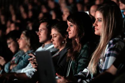 El público en el evento llevado a cabo en Cupertino, California