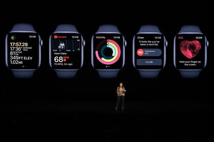 Sumbul Desai muestras las funciones de monitoreo de salud del Apple Watch